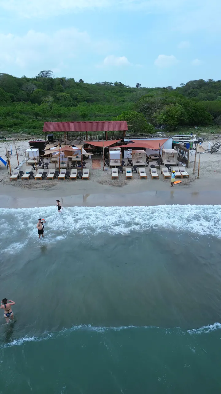 Vista aérea real de Nakawa Beach Club frente al mar en Playa Linda